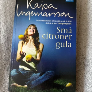 Små citroner gula - En varm och charmig roman om att hitta sig själv, våga chansa och om vänskap. Perfekt för dig som gillar berättelser om livet, kärlek och nya möjligheter. Lättläst och underhållande – en riktig feelgood-bok för unga vuxna!