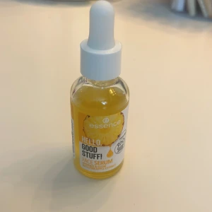 Essence Hello, Good Stuff! Face Serum - Essence Hello, Good Stuff! Face Serum med ananasextrakt. Kommer i en genomskinlig glasflaska med vit pipett och guldfärgat serum. Innehåller 97% ingredienser av naturligt ursprung och ger fukt och glow till huden. Perfekt för dig som vill ha en fräsch och återfuktad look.