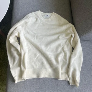 Vit/beige stickad tröja  - Vit/beige lammull tröja i storlek S | helt perfekt skick och pris kan diskuteras