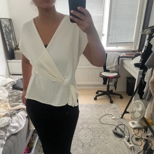 Zara blus - Zara blus i färgen créme, köpt förra året men har aldrig använts, som ny. Kontakta mig vid frågor💕😊