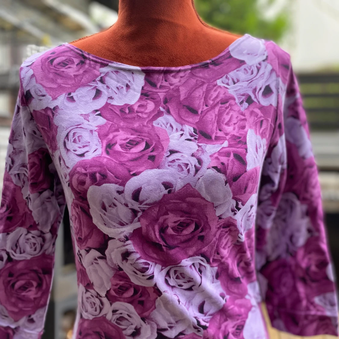 Blommig topp med lila rosor - 1