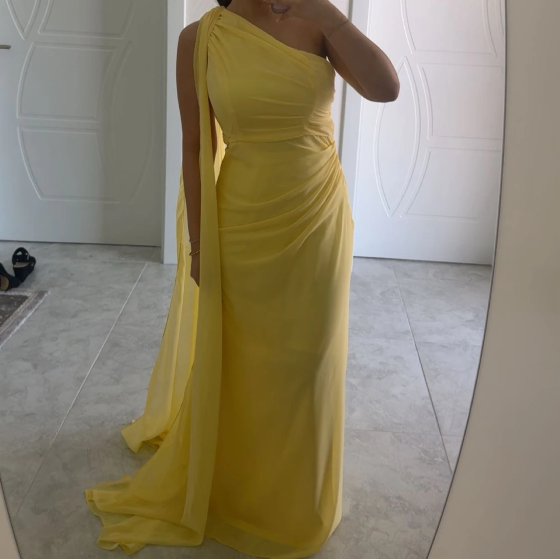 Gul långklänning med oneshoulder