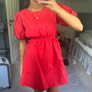 Röd kort klänning med puffärm - Fin röd kort klänning. Från Zaras barnavdelning i storlek 164, men passar mig som är S. Jag är 166!❤️ny med prislapp!!