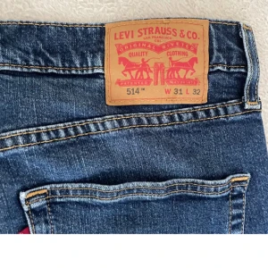 Levi's 514  - Säljer ett par klassiska Levi’s 514 jeans i mörkblå denim. Dom är knappt används och är i ett mycket bra skick! Hör gärna av dig om du undrar något! 🫶🏼💓pris kan diskuteras!