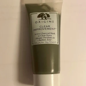 *NY*Origins Clear Improvement Charcoal Mask 15 ml  - AKTIV INGREDIENS: Aktivt kol REKOMMENDERAS FÖR: Normal, fet, blandad FÖRDELAR: Avgifta & Rena   Vad: En djuprengörande mask med aktivt kol för att rengöra porerna och skapa klar, frisk hy. Den avgiftar på djupet, suger upp miljögifter och löser upp orenheter. Formulerad med aktivt träkol från bambu och vit lera från Kina, för att fungera som en magnet som drar ut smuts och orenheter ur porerna, tillsammans med döda hudceller och tilltäpptheter.  