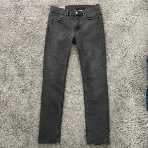 Acne Studios Blå Konst Jeans - Made In Italy - Sjukt snygga mörkgråa Acne Studios Blå Konst Jeans - Made In Italy 🇮🇹i mycket fint skick. Storlek: W30. Mått - Midja: 39,5cm Benlängd: 106cm. Hör av dig vid funderingar!🤩