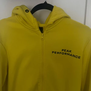 Neon hoodie från Peak Performance - Neon peak performance kofta. Storlek s.