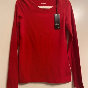 Långärmad - En riktigt fin långärmad topp från Cubus i storlek M med en jättefin färg. Helt ny och oanvänd, prislappen sitter kvar men priset är inte satt. Perfekt till både vardag och fest!