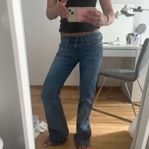 Diesel jeans - Säljer ett par skitsnygga lowaist bootcut diesel jeans. Storlek 25w . Midjemått rakt över:  36, innebenslängd: 83. Nyskick, inga defekter💕💕