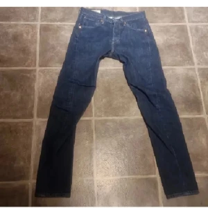 Levi's Premium Twisters - Rare y2k Levi's Premium engineered jeans, även kallad " twisters ". Low / mid waist. Storlek W27, men aningen liten i storlek.  Passar bäst för XS/S.