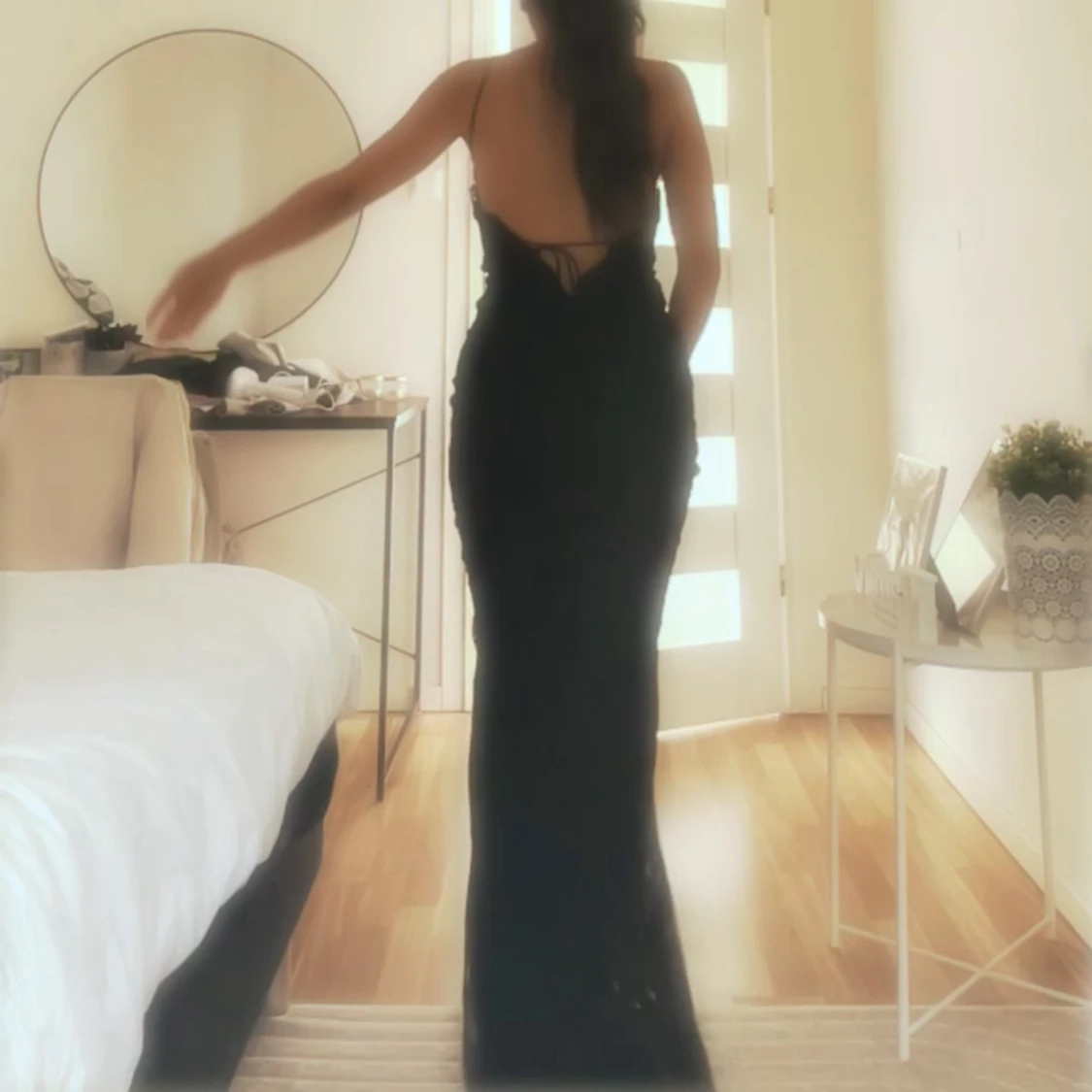 Svart lång spetsklänning med öppen rygg