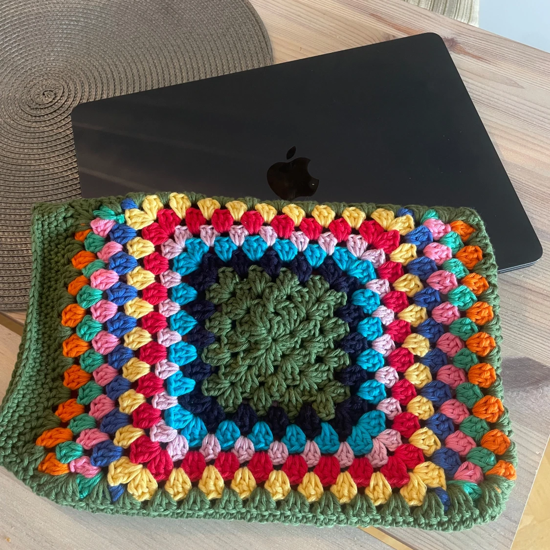 Färgglad virkad datorväska - 1
