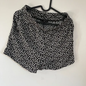 Svarta blommiga shorts XOXO Friends - Jätte snygga sommar shorts. I storlek 158/164 men passar storlek s/ nästan M. Har två fickor på sidorna där framme och har ett jätte fint blommigt mönster. Inte jätte korta men inte jätte långa heller. Aldrig använda.