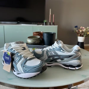 Asics Gel Kayano 14 - Helt nya oanvända storlek 42 köpta i Frankrike! Hör av dig vid intresse!
