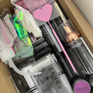 Stor box med fransförlängningskit och Maddras  - Säljer en box fylld med fransförlängningsprodukter, inklusive flera askar med lösögonfransar, rosa hjärtformad spegel, applikatorer, lim, tejp. Finns även en ihopfällbar Madras. Perfekt för dig som vill fixa fransarna hemma eller jobba med fransförlängning. De går att köpa boxen försej eller fransmaddrasen  för sig eller med varandra! Vill ni ha fler bilder så är det bara att skriva priser är ej hugget i sten! 