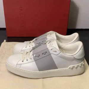 Valentino sneakers  - Funderar på att sälja mina valentino skor, köpta för 5500kr!! Ge bud