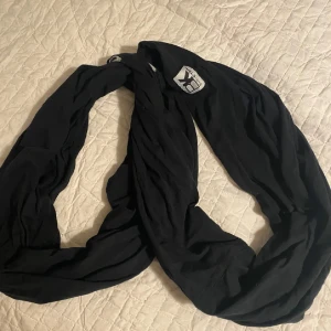 Bärsjal - Säljer en fin Baby K’tan bärsjal i storlek S, perfekt för dig som vill bära ditt barn nära, tryggt och bekvämt, utan krångel med knutar eller långa tygstycken.  Baby K’tan kombinerar känslan av en klassisk bärsjal med enkelheten hos en bärsele. Den är redan förformad i dubbla slingor, vilket gör det snabbt och smidigt att få på sig den själv, även som nybörjare. Passar utmärkt för nyfödda och små barn (upp till ca 15 kg). Nypris 679kr