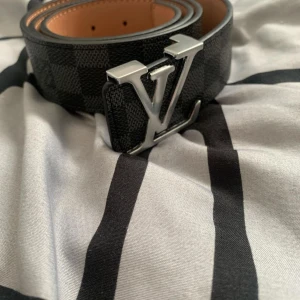 Svart Lv bälte med silver logga  - Fräsch lv bälte i nytt skick och bästa kvalitet 
