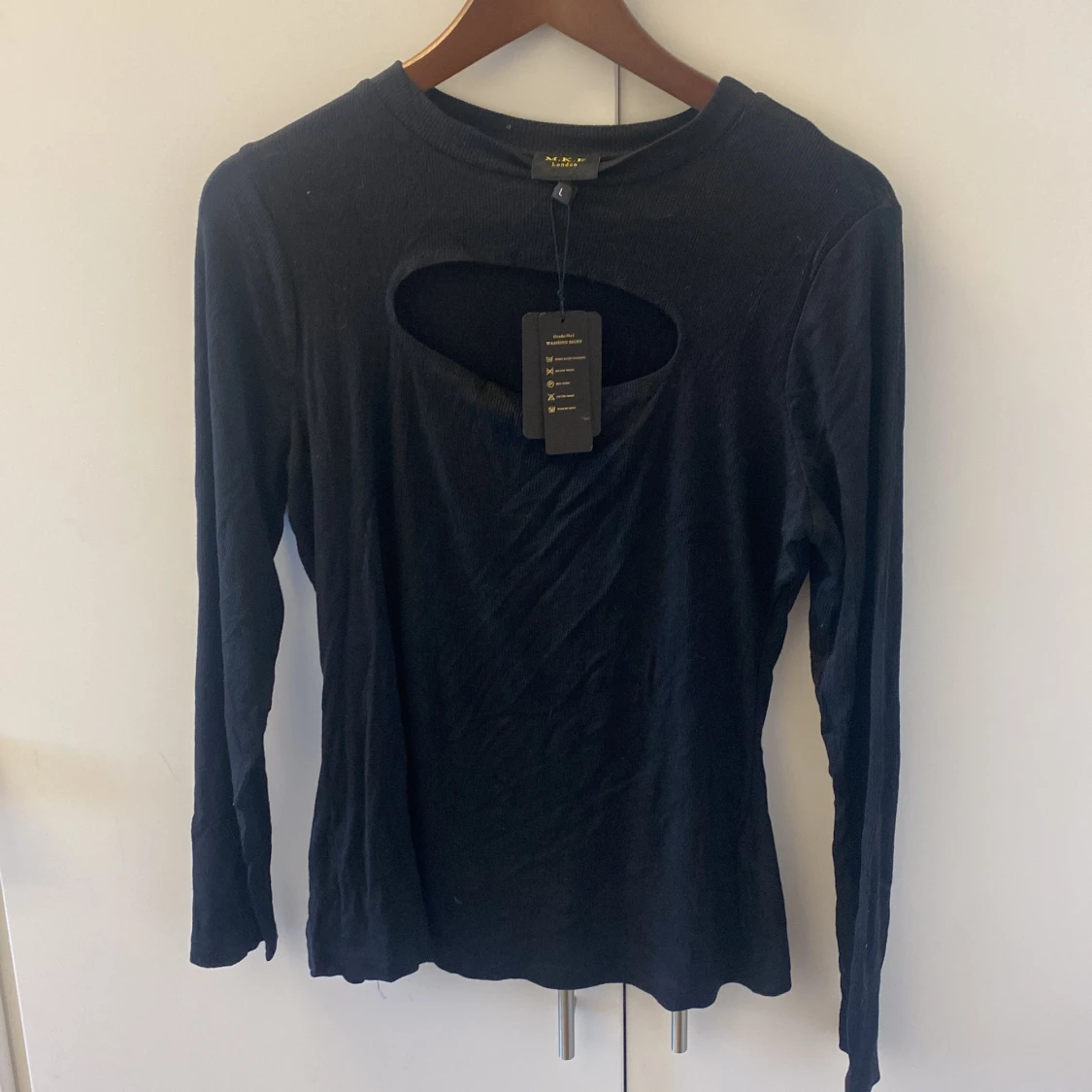 Svart långärmad topp med cut out MKF