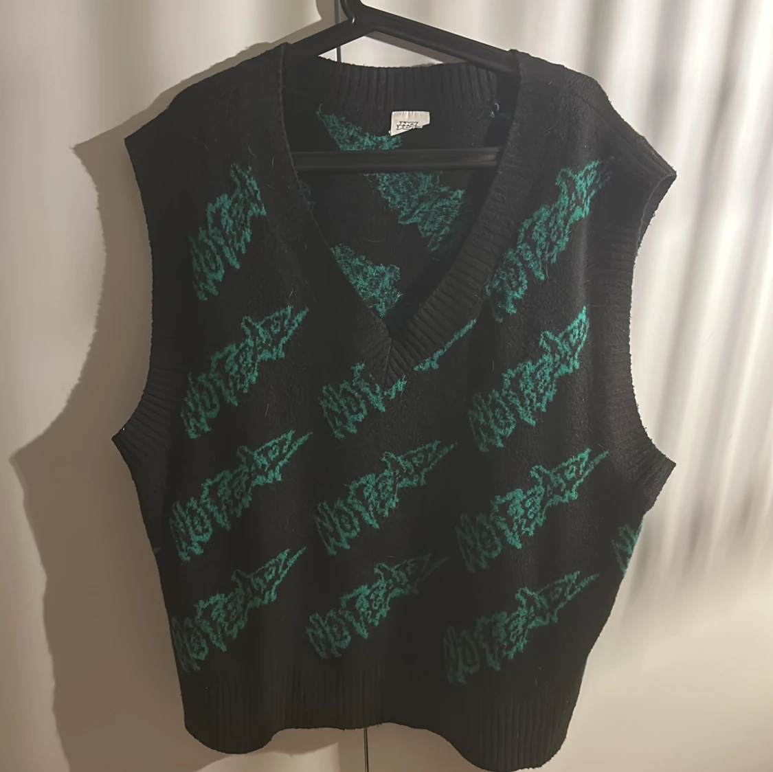 Svart stickad väst med coolt tryck 