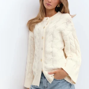Chunky Knitted Cable Cardigan  - Inteessekoll på den helt slutsålda cardigan koftan från Gina Tricot i storlek M då jag har dubbletter. Den är oversized i modellen och passar både de som har både mindre och större än M i vanliga fall. Prislapp och allt är på 🥰  