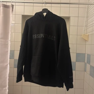 Svart Essentials hoodie med tryck Strl L - Svart Essentials hoodie med tryck Strl L aldrig använd