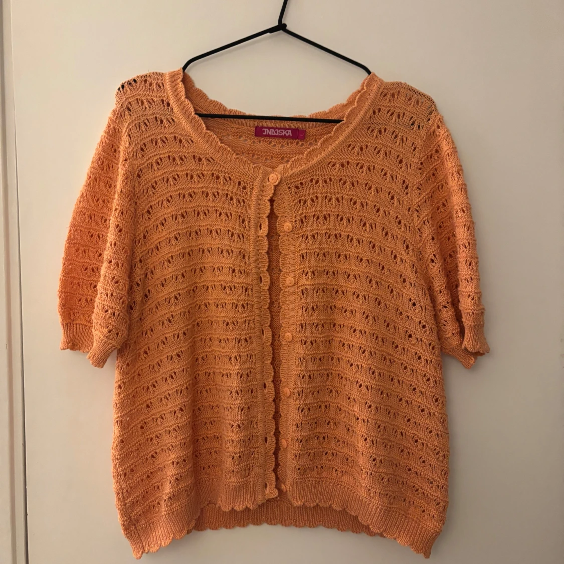 Persikofärgad stickad kofta från Indiska