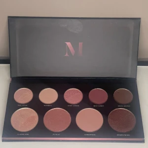 Ögonskuggspalett från Morphe - Fin ögonskuggspalett med nio olika nyanser i rosa, nude, vinrött och brunt. Paletten har både matta och skimriga färger. Perfekt för att skapa kreativa och djupa ögonlooks. Endast använd ett par gånger.