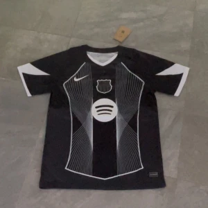 Svart Barcelona x Nike fotbollströja - Brackorna tröja storlek M