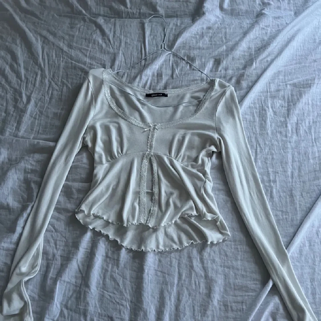 Vit blus med spets från Gina Tricot