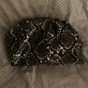 cluch bag - superfin cluch väska med ormskinnmönster, finns även ett långt band till om man föredrar att ha den så🤍🤍