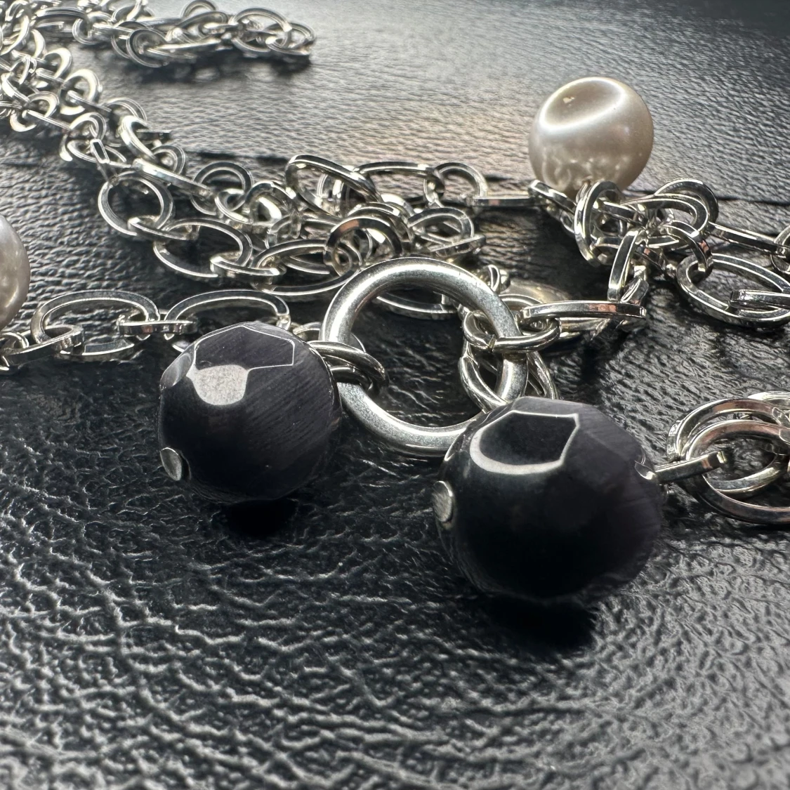 Y2K vintagehalsband från Miss Dee – kraftfull silvrig kedja med pärlor & ametister  - 4