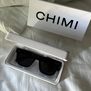  CHIMI 04 black  - Snygga svarta solglasögon från CHIMI 04, använda men fortfande fina! 