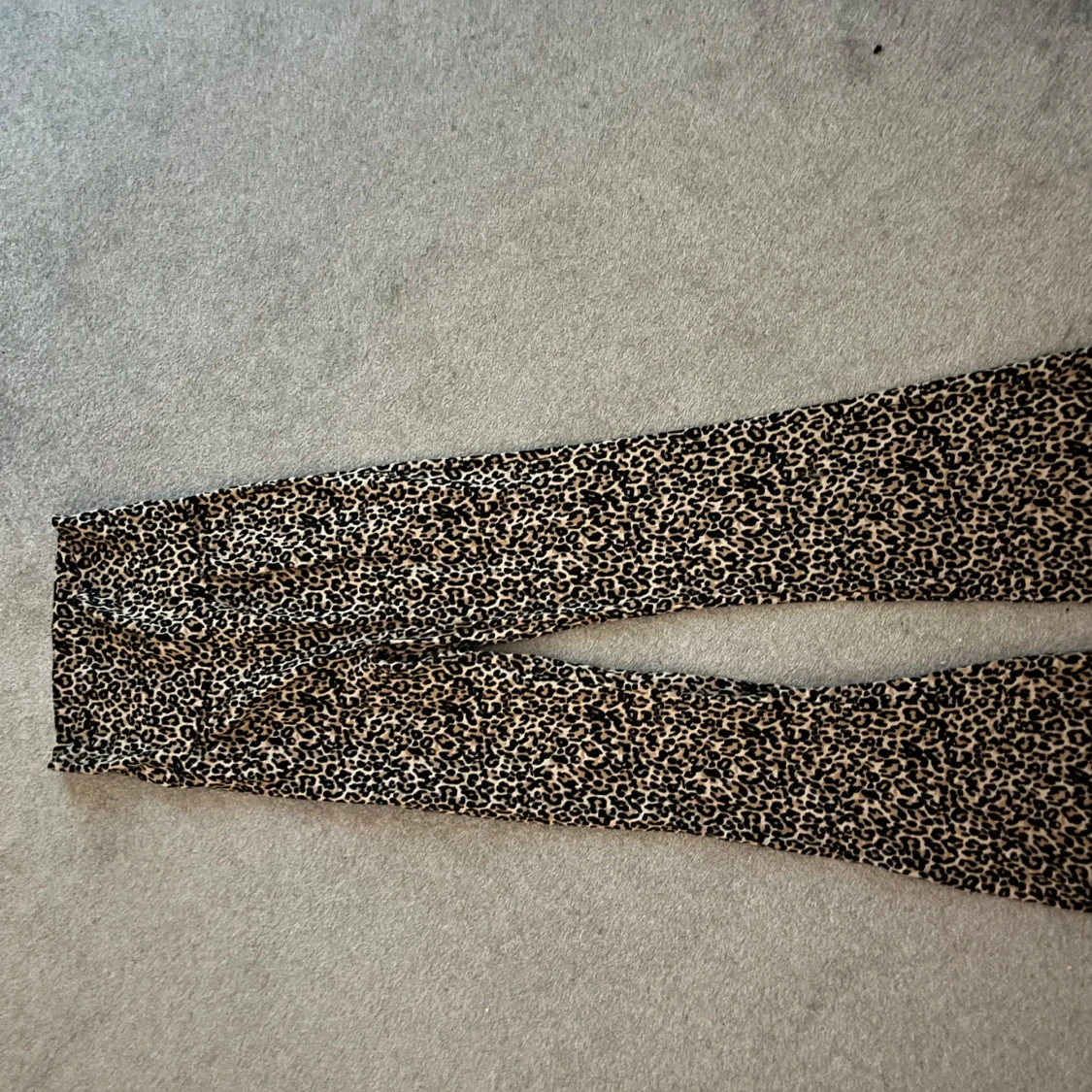 Leopardmönstrade vida byxor - 1