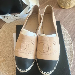 Chanel espadrilles - Super stiliga Chanel espadrilles i kalvskinn och strl 38. Väldigt fint skick och kommer med dustbags samt box. Skorna är köpta på Affordable luxury så de är äkthetsgranskade och kvitto finns från affären. 