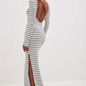 Randig långklänning från NA-KD - Så fin randig klänning, aldrig använd endast prövad, storlek XS, passar upp till M beroende på hur tight man vill ha den! Nypris 599kr  Diskuterar gärna pris vid snabb affär!