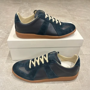 Maison Margiela Gats - Säljer dessa mörkblå sprillans nya margiela skor, helt oanvända, 10/10 skick. Kvitto, påse och box finns. Nypris ligger omkring 5-6 tusen. Priset kan diskuteras. Hör av er vid funderingar!
