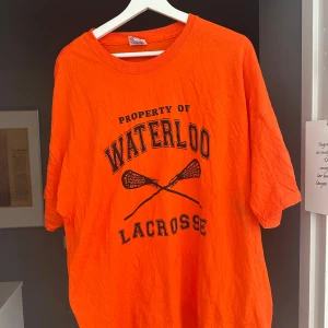 Vintage college t shirt USA - Cool vintage t-shirt från waterloo med tryck för lacrosse. Äkta college-stil från USA! Xl men sitter som en L.