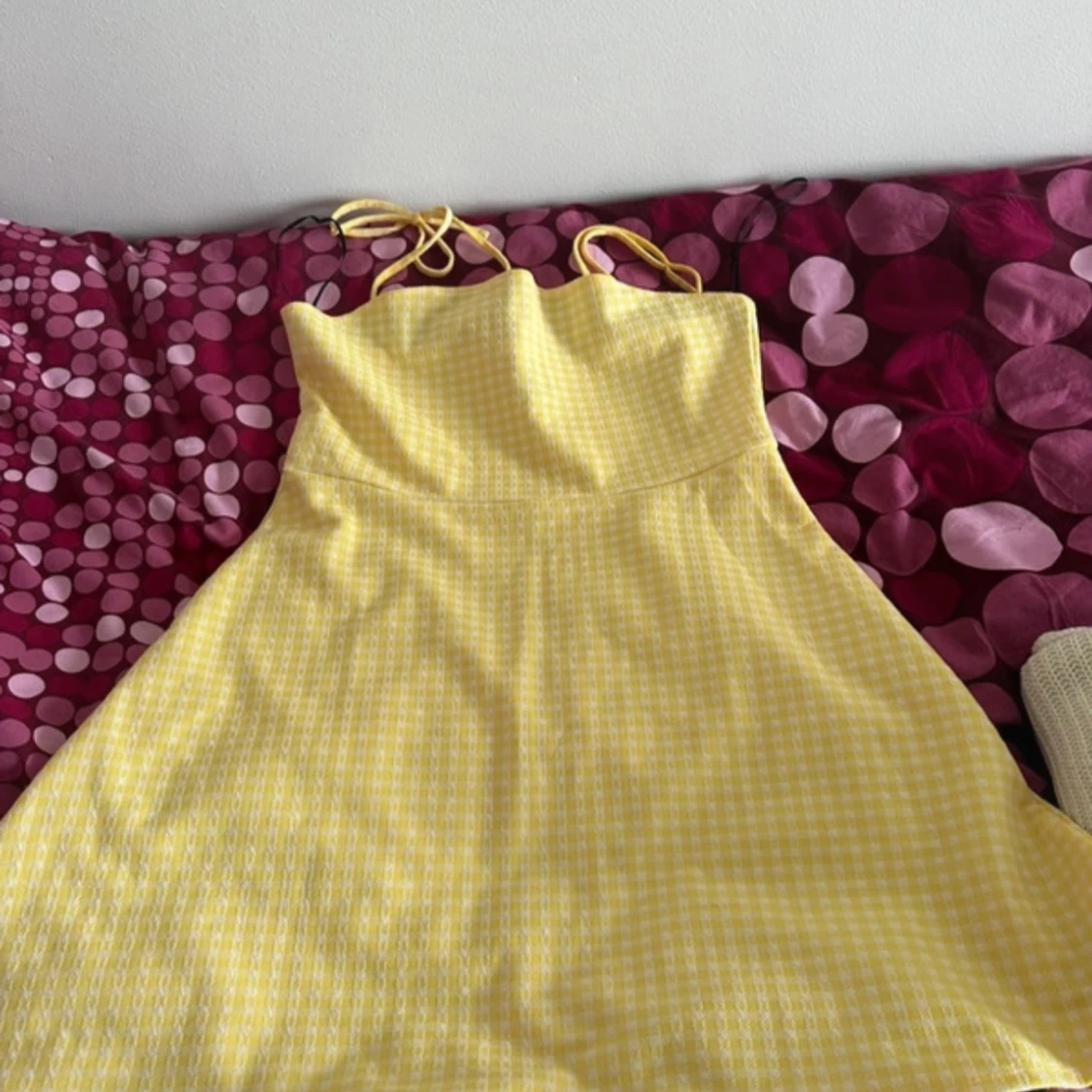 Gul rutig sommarklänning med knytband
