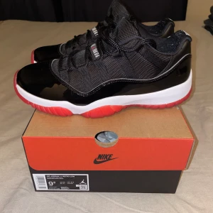 Air Jordan 11  BRED Retro low - Säljer ett par Air Jordan 11 Bred retro low. Använt nån enstaka gång. Skickas med shoeboxen. Äkta.