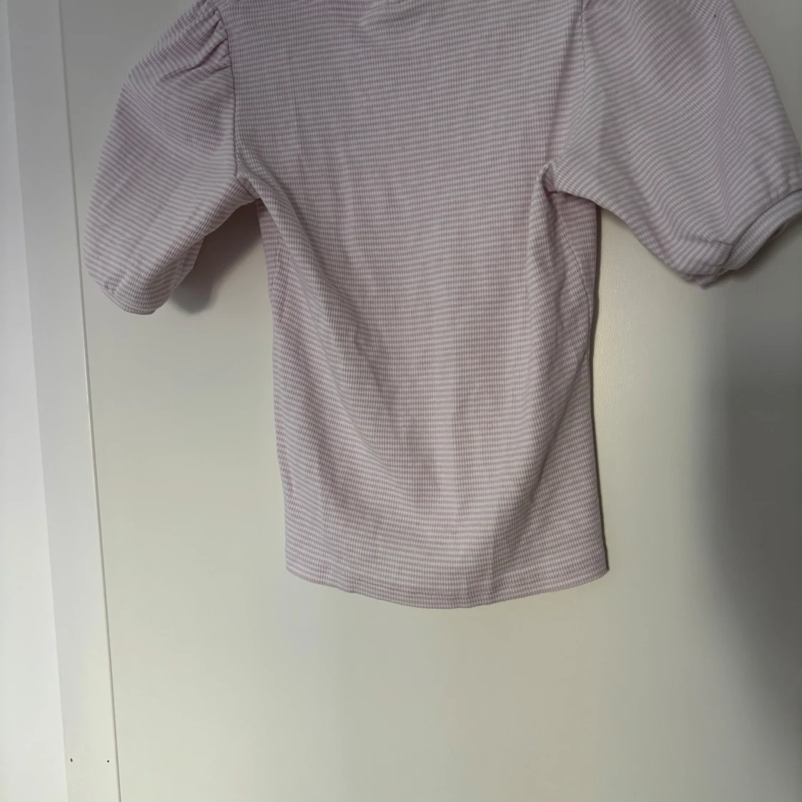 Ljuslila randig topp med puffärm Ü - 1