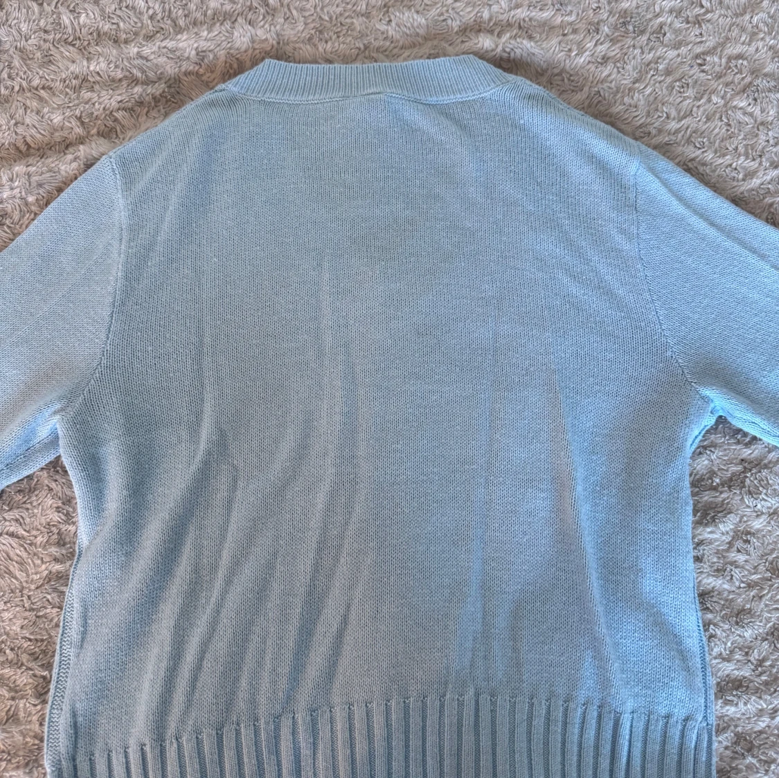 Ljusblå stickad tröja med v-ringning - 1
