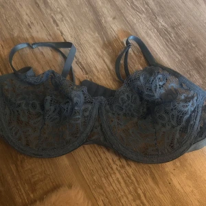 Blå spetsig korsett-topp S - Säljer en blå korsett-topp med tunna axelband och vacker spets över hela framsidan. Toppen har bygel och är gjord i 95% polyester och 5% spandex för en bekväm och stretchig passform. Perfekt för dig som vill ha en trendig och feminin look.