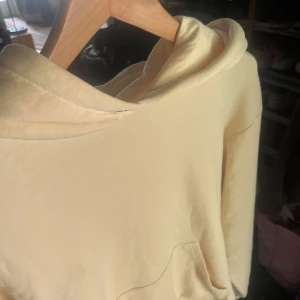 Ljusgul hoodie från Monki XXS - Supermjuk ljusgul hoodie från Monki i storlek XXS((but it is oversize hoodie fits normal for S))