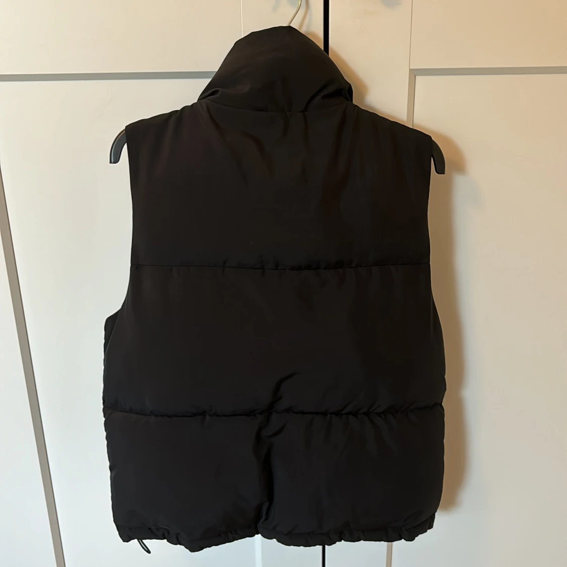 Svart dunväst med hög krage - 1