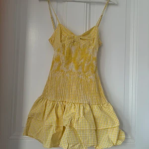Gul rutig kortklänning med rosett - Supersöt gul klänning från Zara 💛 Aldrig använd  prislappen sitter kvar!💛