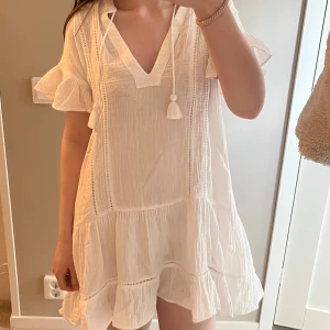 Vit klänning  - Miniklänning från Gina Tricot, använd fåtal gånger. Slutsåld. Köpare står för frakt.