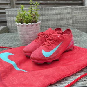 Nike Mercurial fotbollsskor - Tja! Säljer mina fina Nike mercurials då de är för små för mig, skorna är använda ett fåtal gånger och är i ett oerhört fint skick annars är det små skönhetsfel på dobbarna efter att man sprungit. Om man har några frågor är det bara att skicka🙃påse medföljer😊