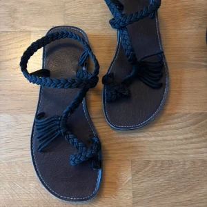 Sandaler  - Bruna/svarta sandaler, använda fåtal gånger och i bra skick 