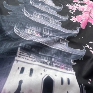 Japan Adidas drake t-shirt med tempel - Snygg svart t-shirt från Adidas med v-ringning och stort tryck av en japansk drake, körsbärsblommor och tempel. Japan-logga och JFA-märke i rosa på bröstet. Materialet känns som polyester, perfekt för dig som gillar unika och detaljerade motiv.